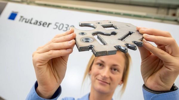 Automatically prepare edges for welding during laser cutting