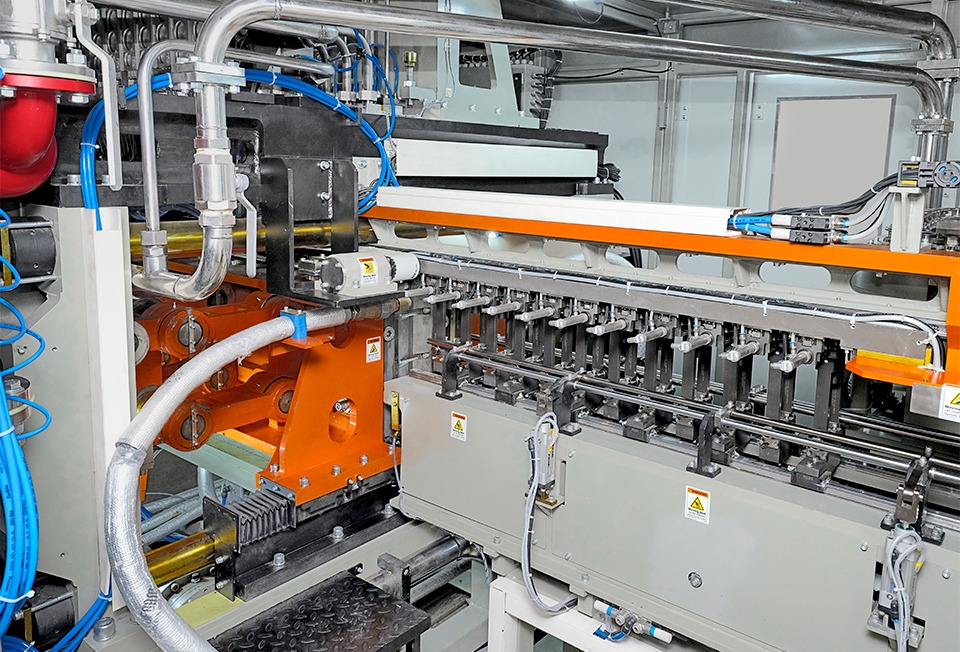 Energy efficiency improvement in stretch blow moulding