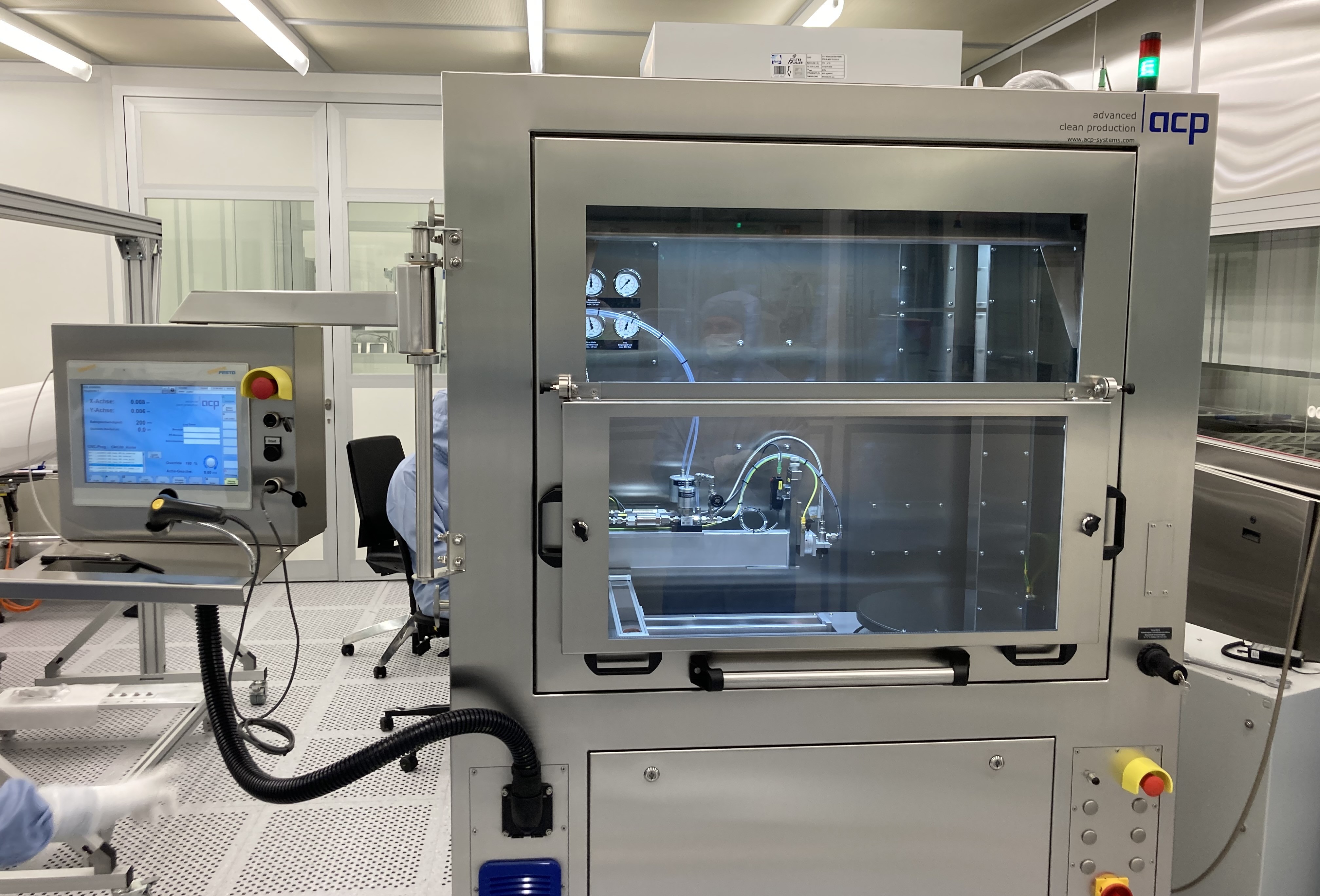 CO2 snow-jet cleaning for high-purity applications