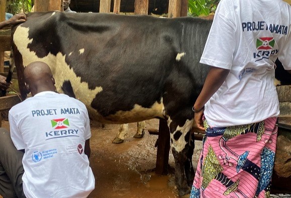 Kerry and the World Food Programme bring milk to Burundian children