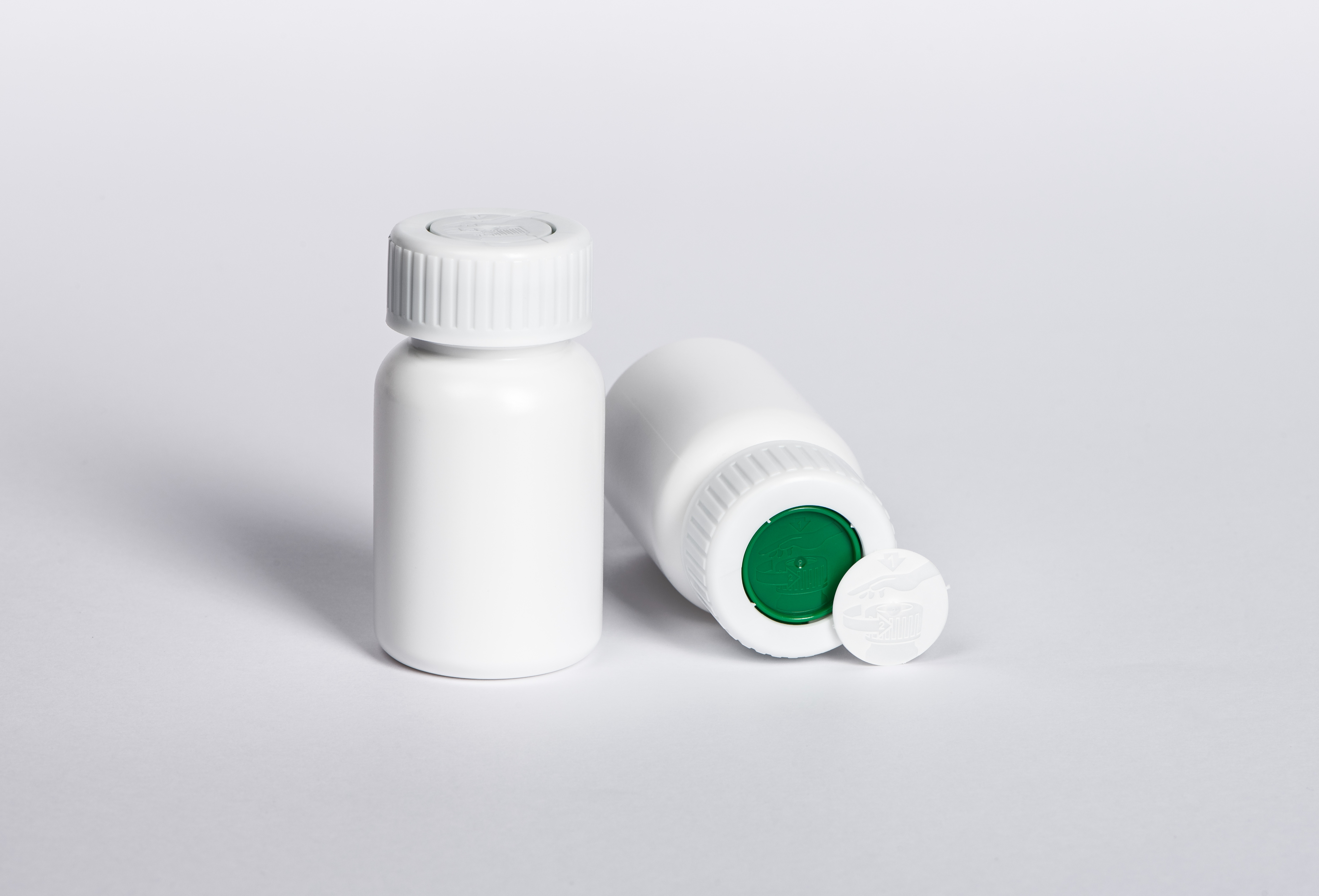 Innovative desiccant closure for pharma bottles