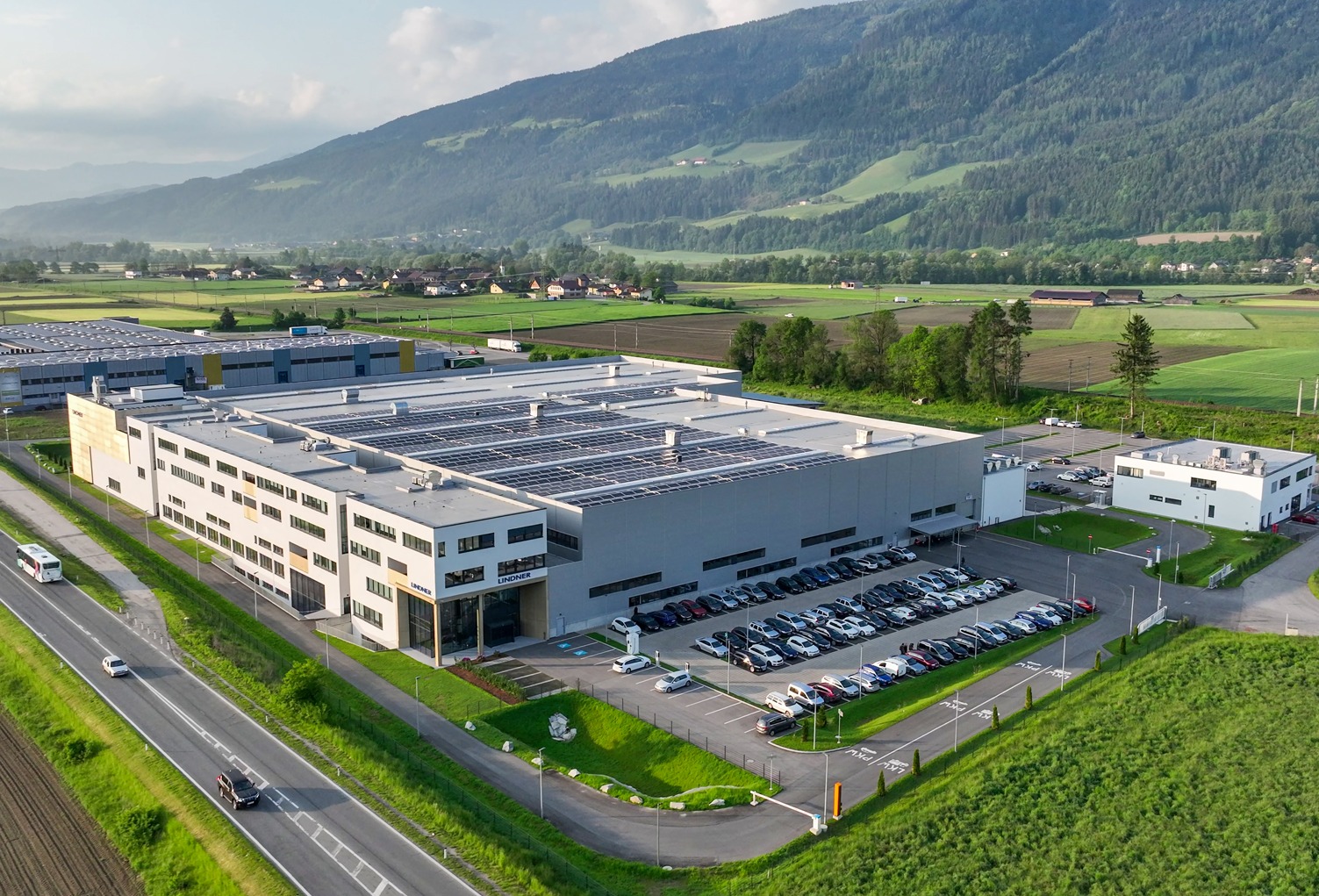 New home of recycling focuses on high-tech robotics and automation