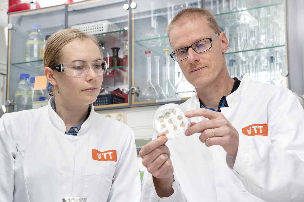 Research Scientist Elviira Kärkkäinen and Research Team Leader Heiko Rischer at VTT's laboratory.jpg