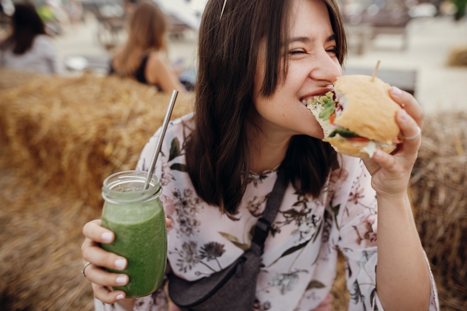 roquette-food-woamn-eating-veggie-burger-and-drinking-smoothie-2022-07-5022.jpeg